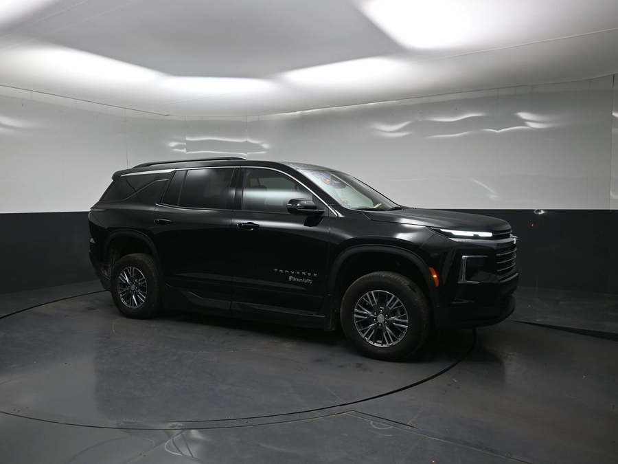 Black Chevrolet Traverse image number 16