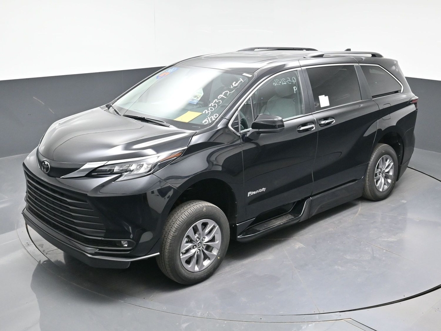 Black Toyota Sienna image number 20