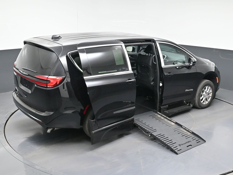 Black Chrysler Pacifica image number 22