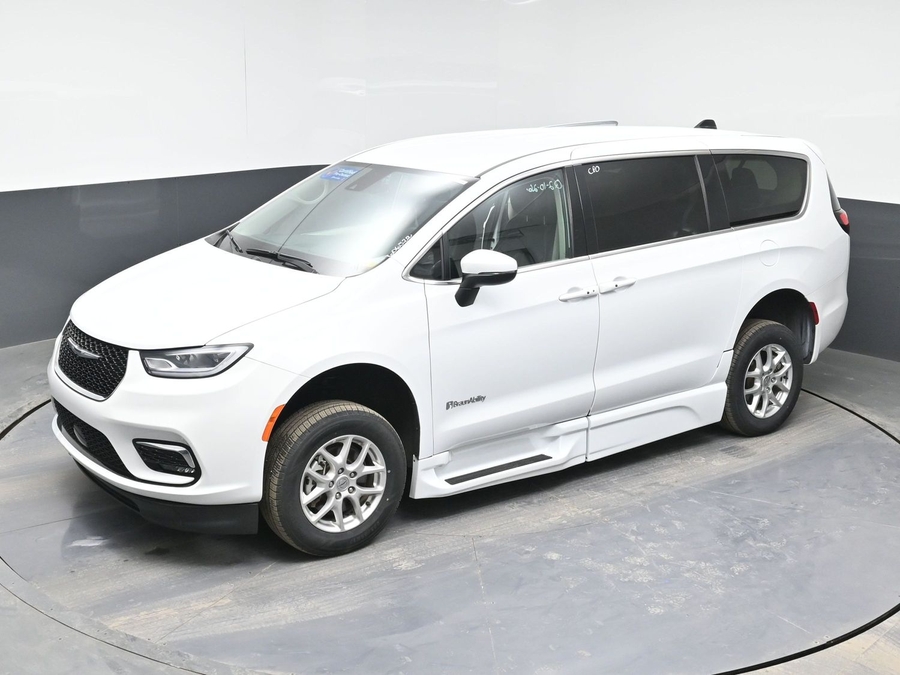 Used 2023 Chrysler Pacifica Touring L - BraunAbility Side Entry Entry Fold Out Automatic Ramp