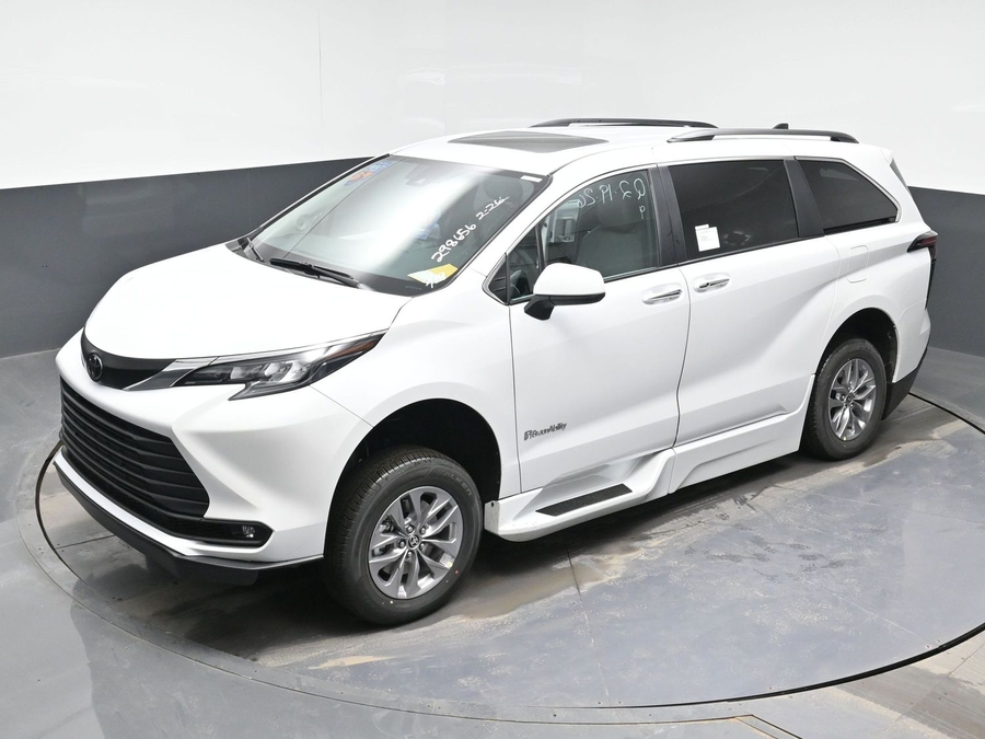 New 2026 Toyota Sienna Hybrid XLE Add - BraunAbility Side Entry Entry In Floor Automatic Ramp