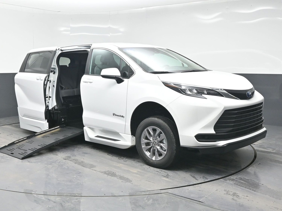 New 2025 Toyota Sienna Hybrid LE - BraunAbility Side Entry Entry Fold Out Automatic Ramp