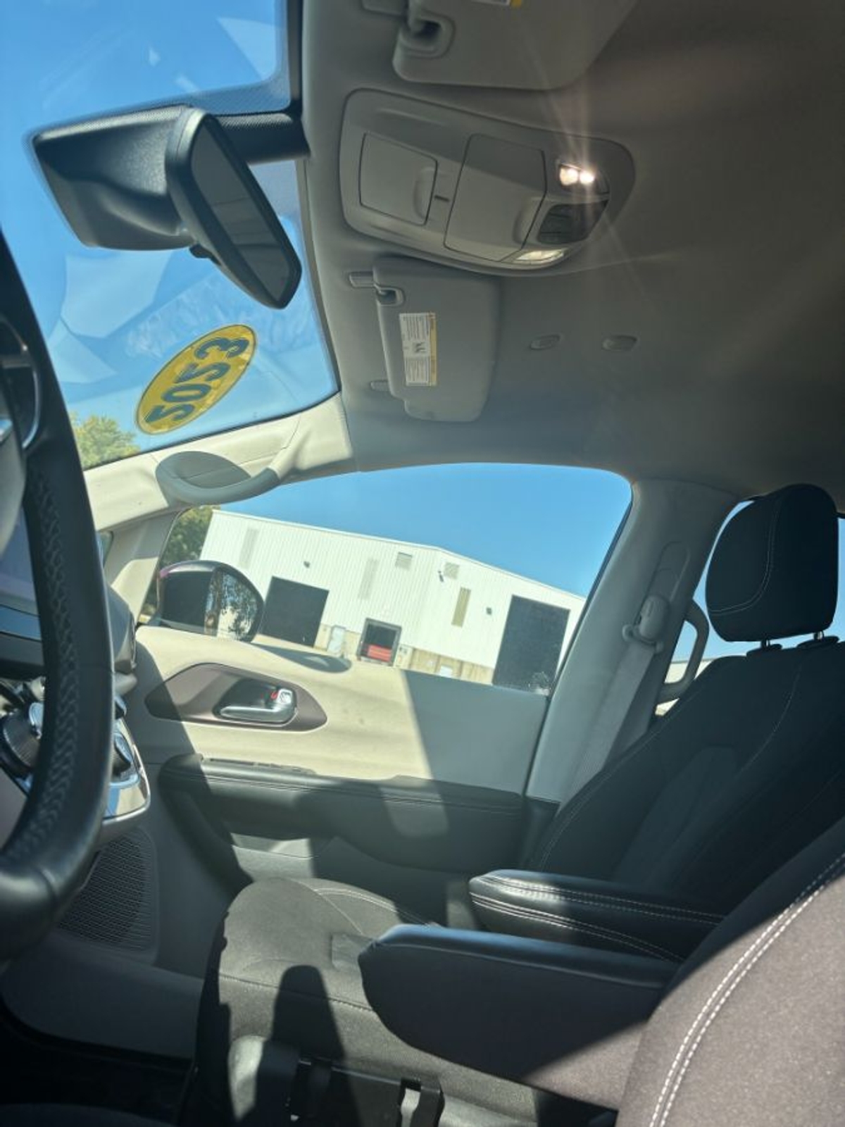 Red Chrysler Voyager image number 1