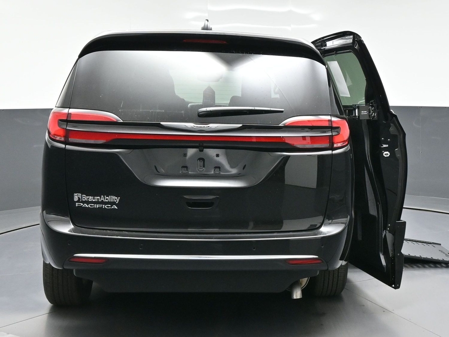 Black Chrysler Pacifica image number 5