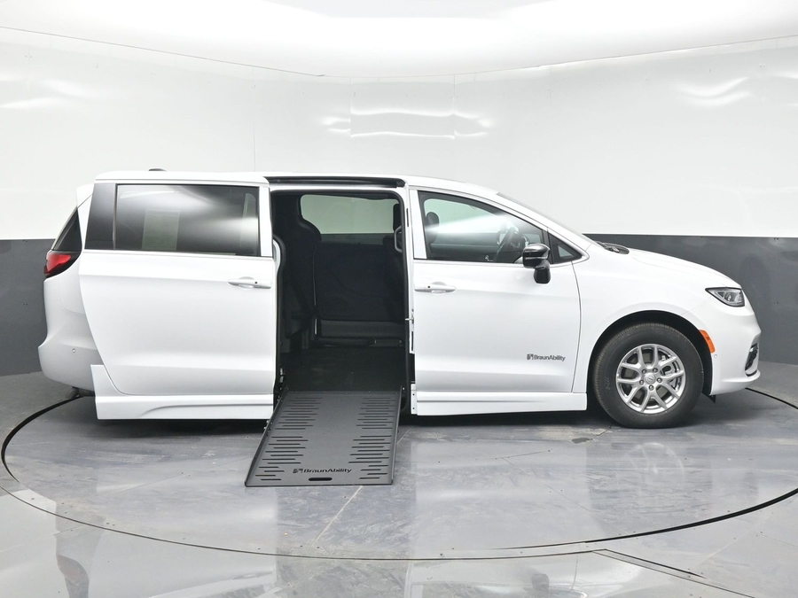 White Chrysler Pacifica image number 4