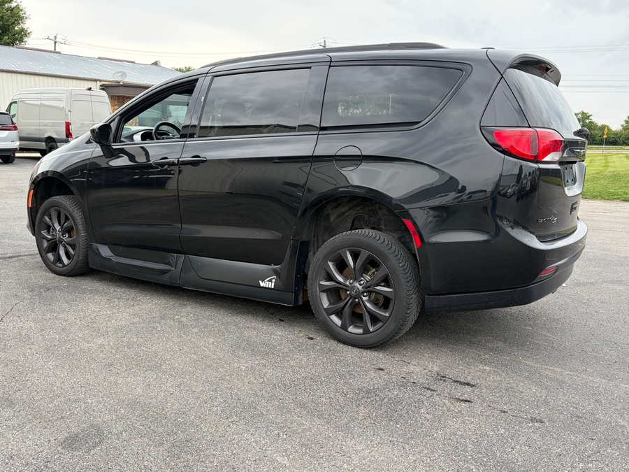 Black Chrysler Pacifica image number 4
