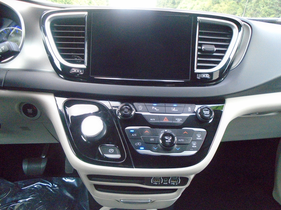 White Chrysler Pacifica image number 15