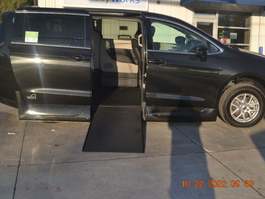 Black Chrysler Voyager image number 9