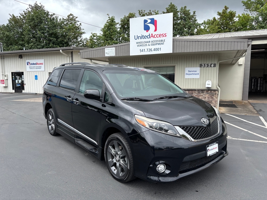 Used 2016 Toyota Sienna SE - BraunAbility Side Entry In Floor Automatic Ramp