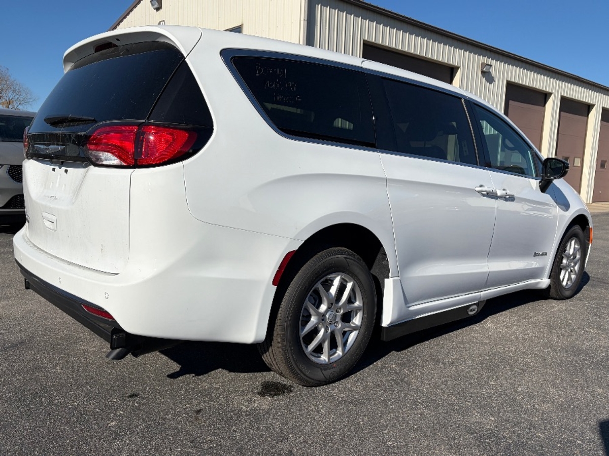 White Chrysler Voyager image number 9