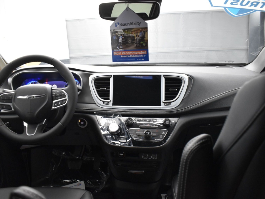 New 2026 Chrysler Pacifica Select Sport - BraunAbility Side Entry Entry In Floor Automatic Ramp