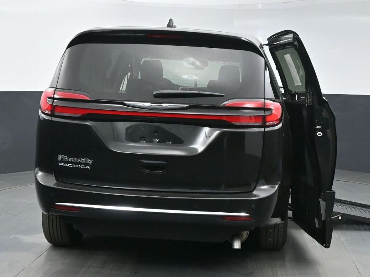 Black Chrysler Pacifica image number 22