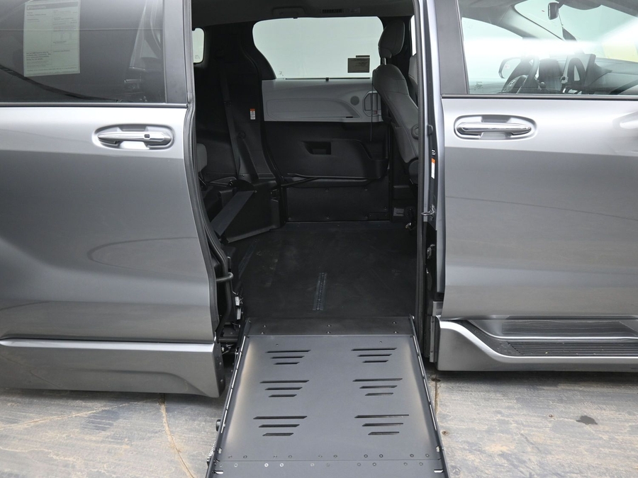 New 2026 Toyota Sienna Hybrid XLE Base - BraunAbility Side Entry Entry Fold Out Automatic Ramp