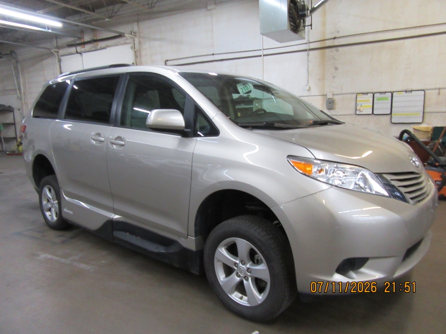 Brown Toyota Sienna image number 11