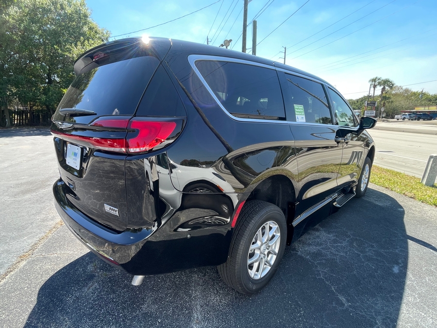 Black Chrysler Pacifica image number 4