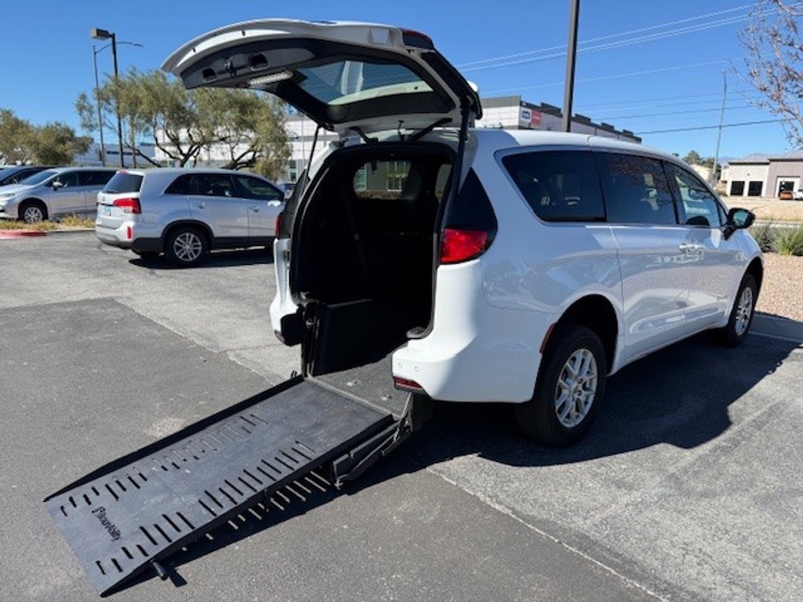 White Chrysler Voyager image number 16