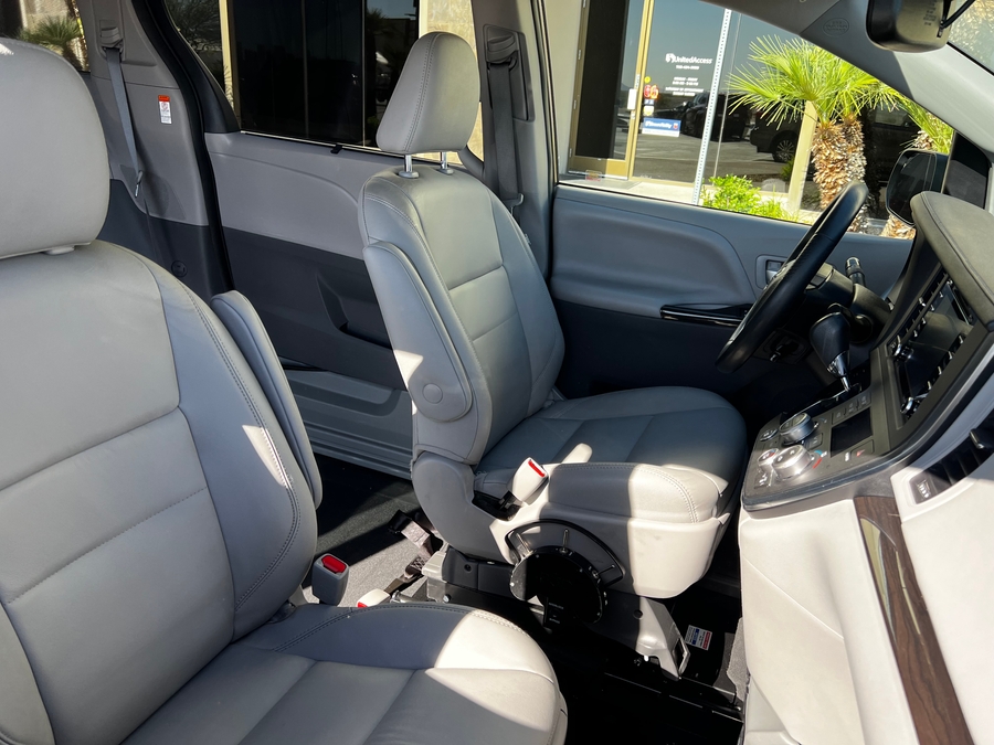 Used 2018 Toyota Sienna XLE NY - BraunAbility Side Entry Entry Fold Out Automatic Ramp