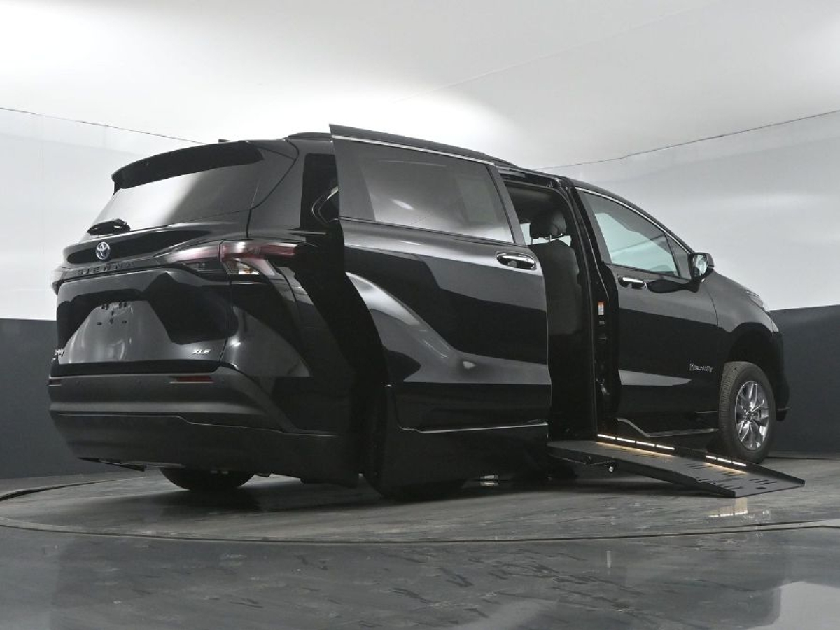 2025 TOYOTA SIENNA - Image 17