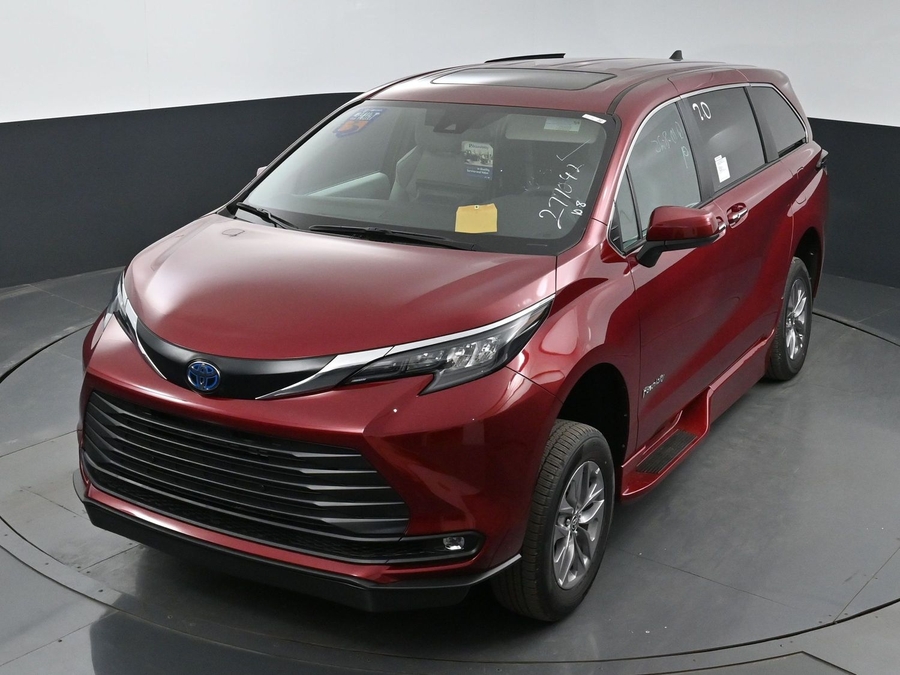 New 2025 Toyota Sienna Hybrid XLE Base - BraunAbility Side Entry Entry In Floor Automatic Ramp