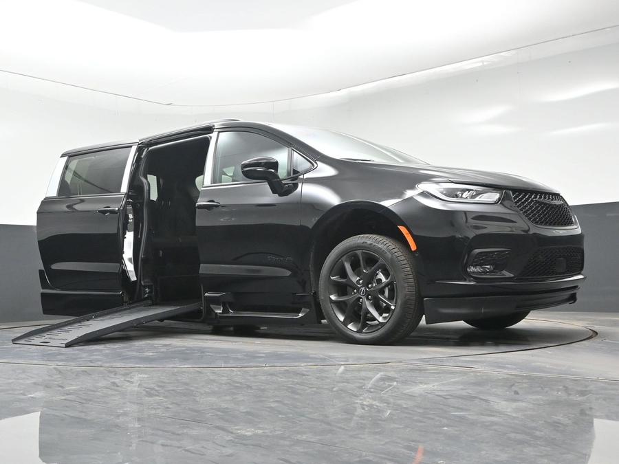 Black Chrysler Pacifica image number 16