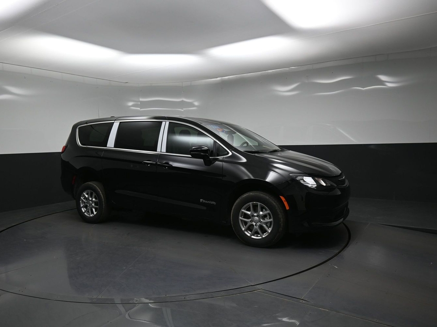 Black Chrysler Voyager image number 12