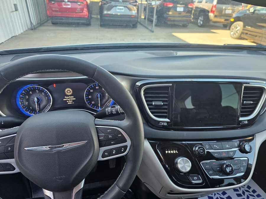 Silver Chrysler Pacifica image number 5