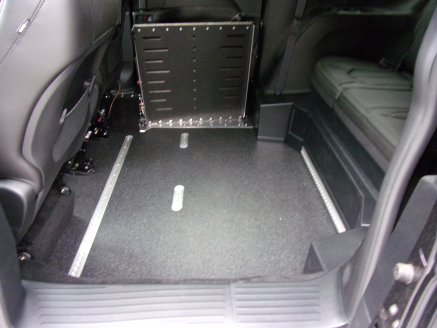 Black Chrysler Voyager image number 16