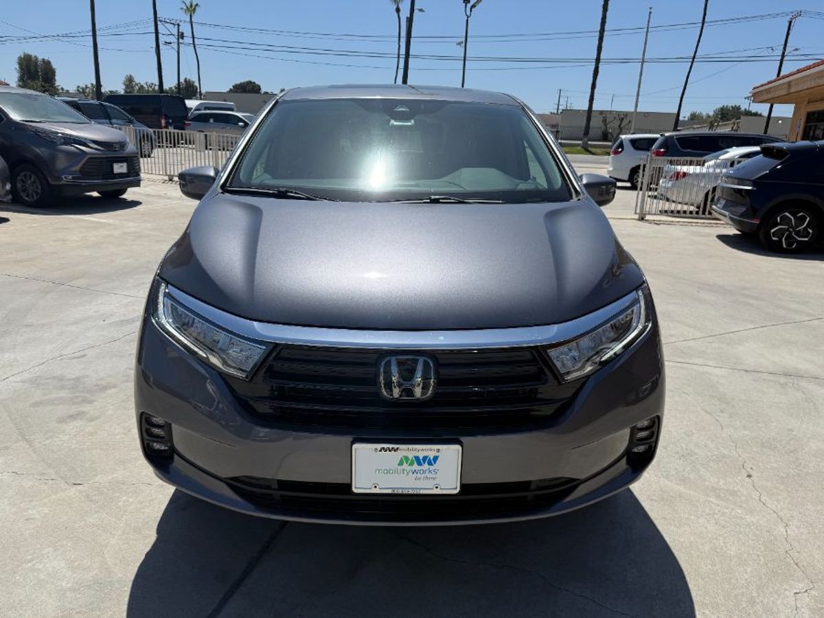 Grey Honda Odyssey with Side Entry Automatic In Floor ramp