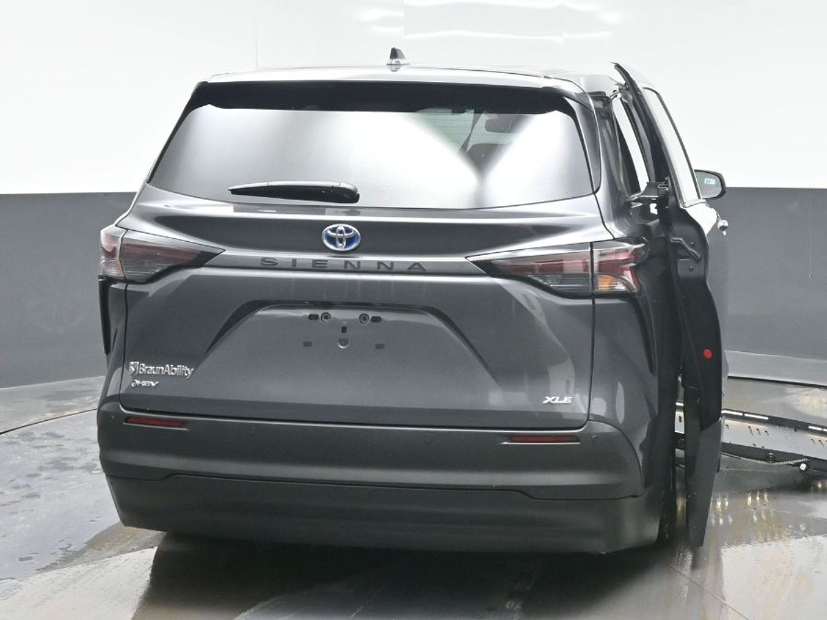 Grey Toyota Sienna image number 3