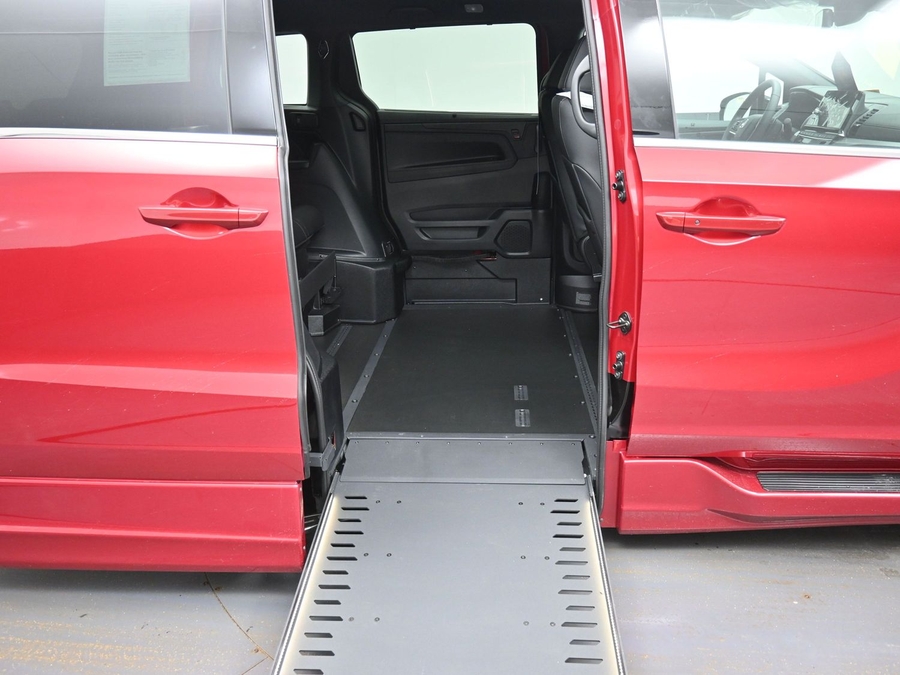 Red Honda Odyssey image number 10