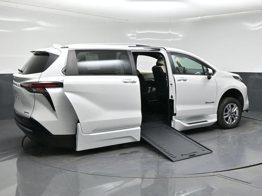 New 2026 Toyota Sienna Hybrid Limited - BraunAbility Side Entry In Floor Automatic Ramp