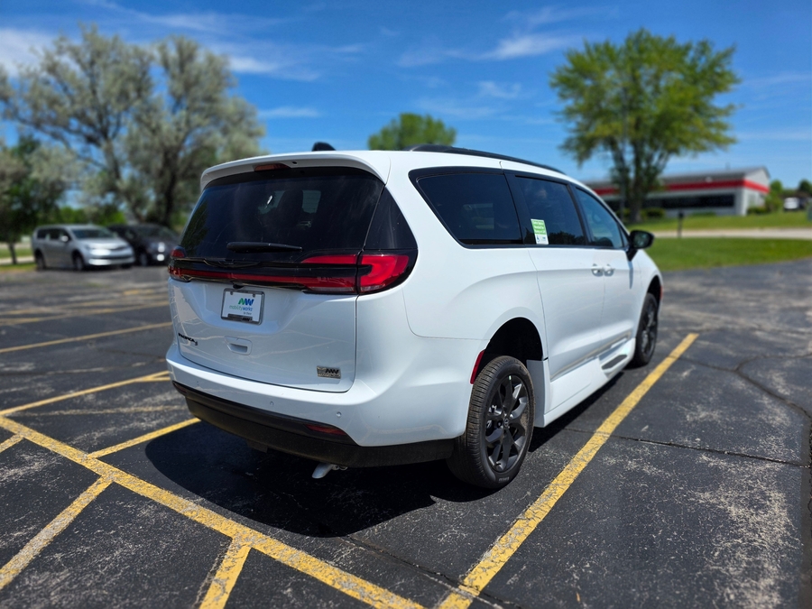 White Chrysler Pacifica image number 6