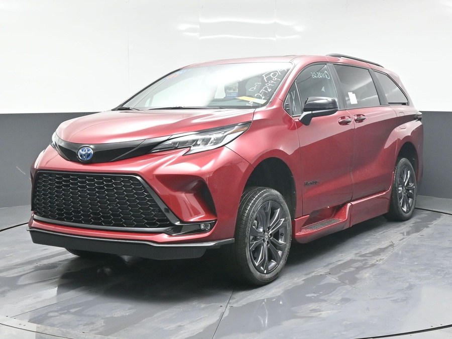 New 2025 Toyota Sienna Hybrid XSE Sport - BraunAbility Side Entry Entry Fold Out Automatic Ramp