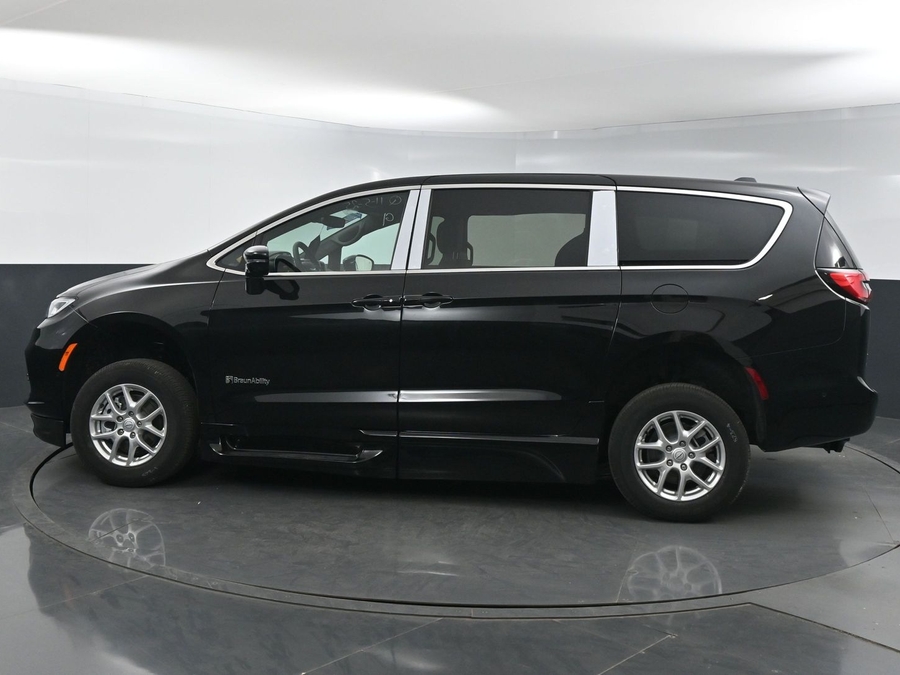 Black Chrysler Pacifica image number 3