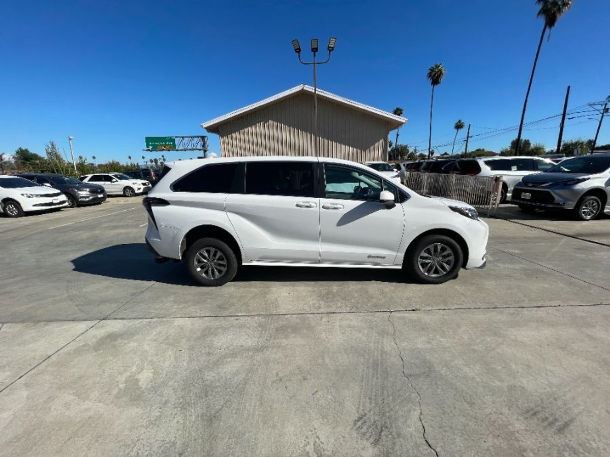 2024 TOYOTA SIENNA - Image 6