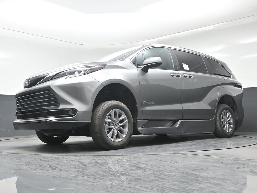 New 2026 Toyota Sienna Hybrid XLE Add - BraunAbility Side Entry Fold Out Automatic Ramp