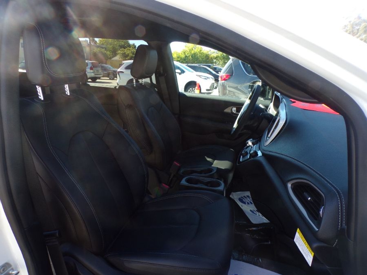 2025 CHRYSLER PACIFICA - Image 10