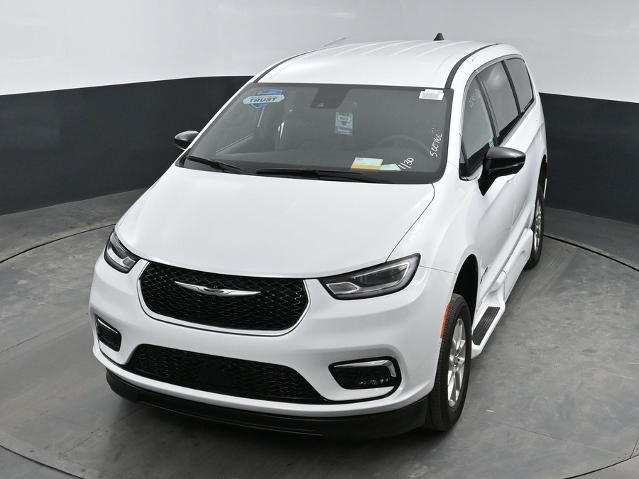 New 2025 Chrysler Pacifica Select Safety - BraunAbility Side Entry Entry In Floor Automatic Ramp