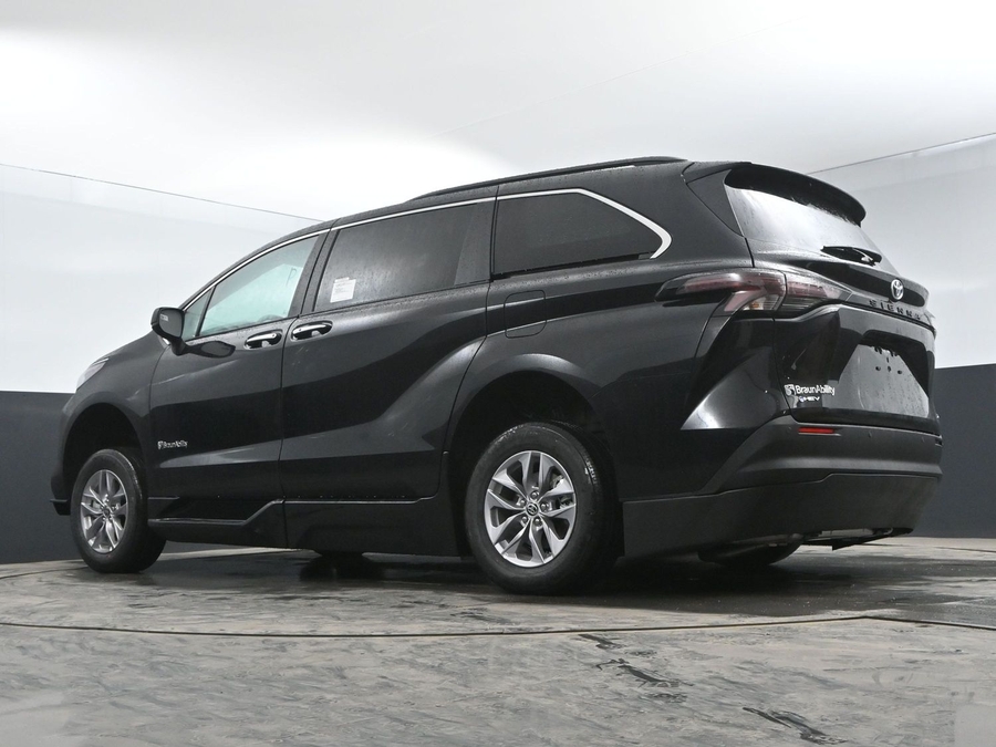New 2025 Toyota Sienna Hybrid XLE Plus - BraunAbility Side Entry Entry In Floor Automatic Ramp
