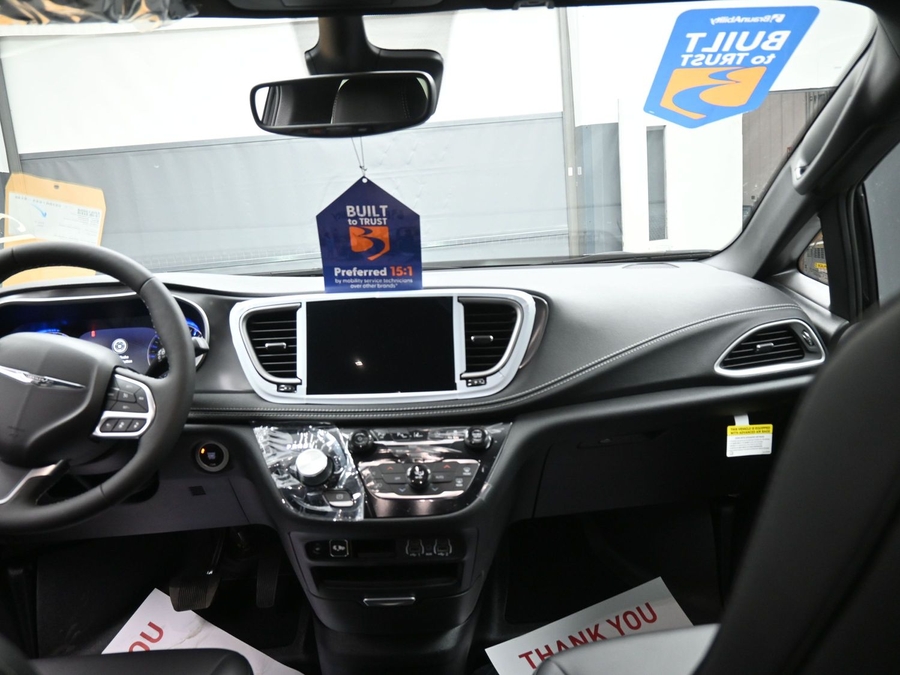 Black Chrysler Pacifica image number 12