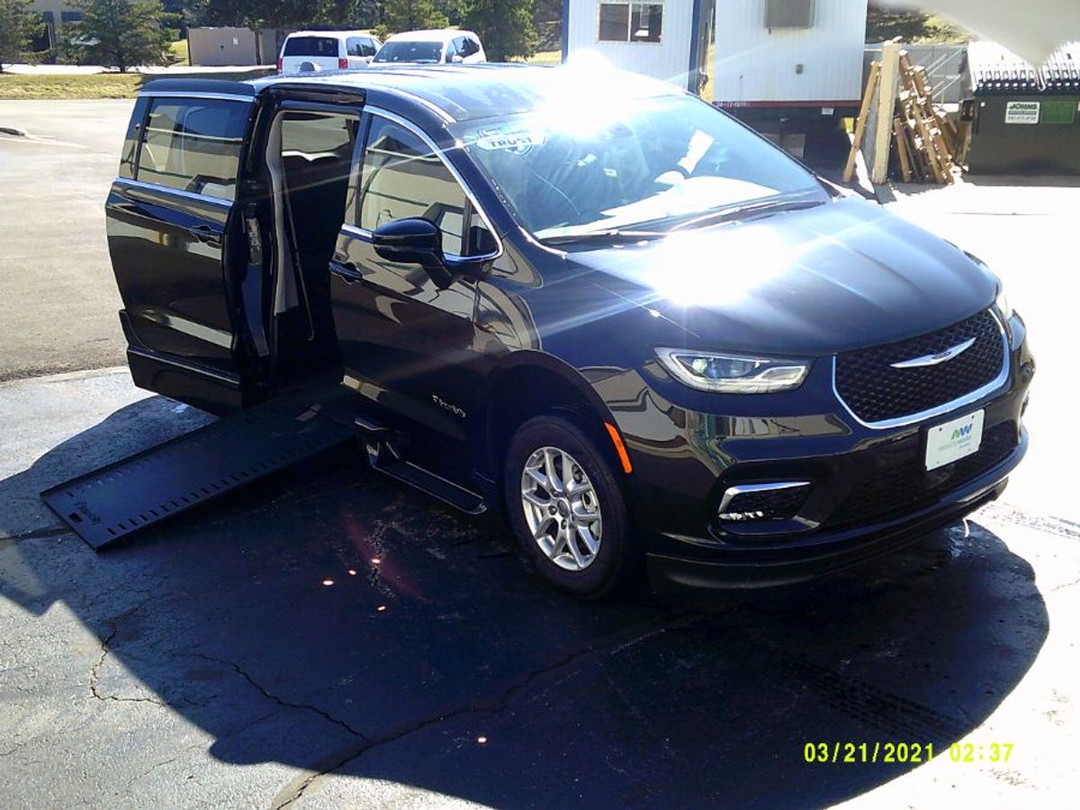 Black Chrysler Pacifica image number 1