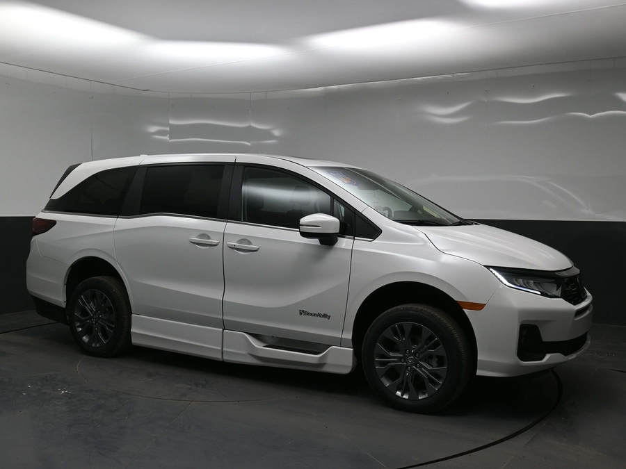 White Honda Odyssey image number 17