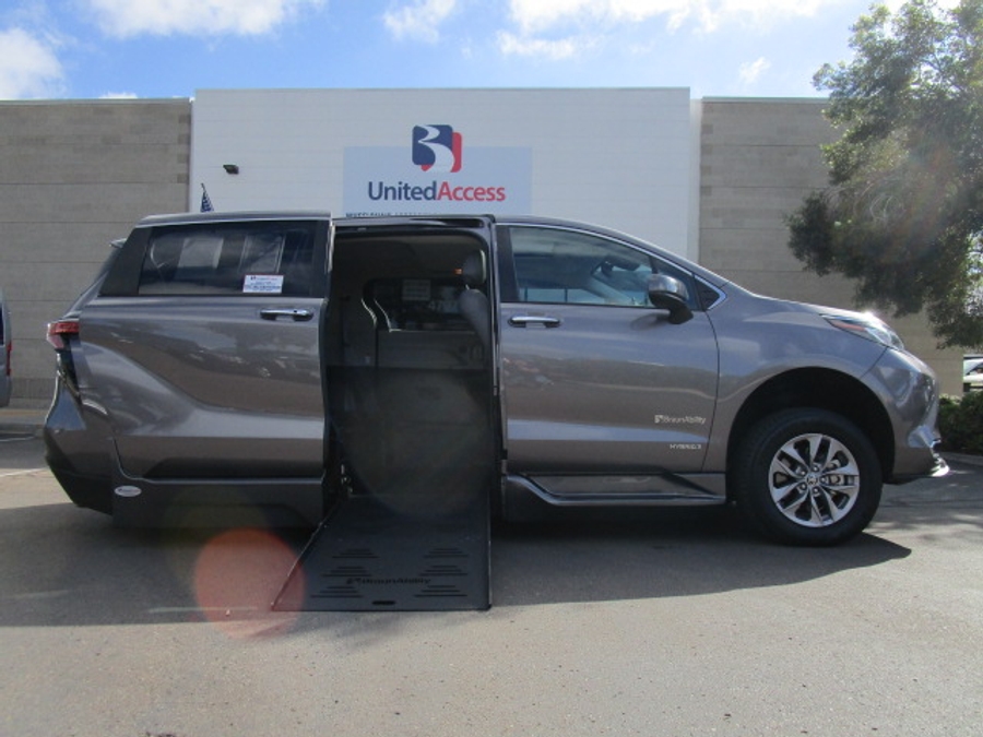 Used 2021 Toyota Sienna Hybrid XLE Base - BraunAbility Side Entry Entry Fold Out Automatic Ramp