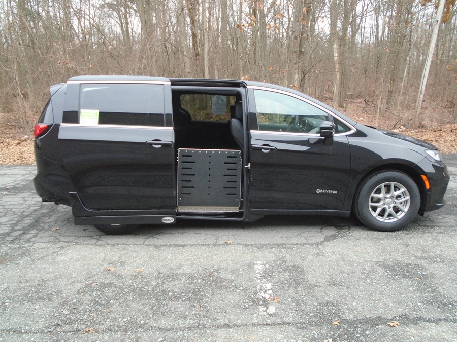 Black Chrysler Pacifica image number 1