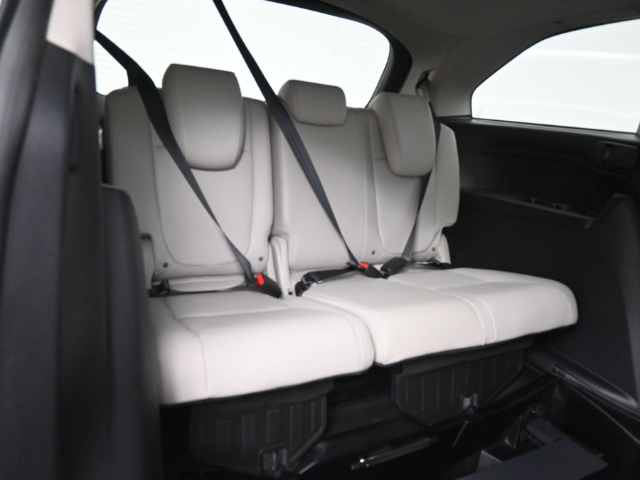 White Honda Odyssey image number 9