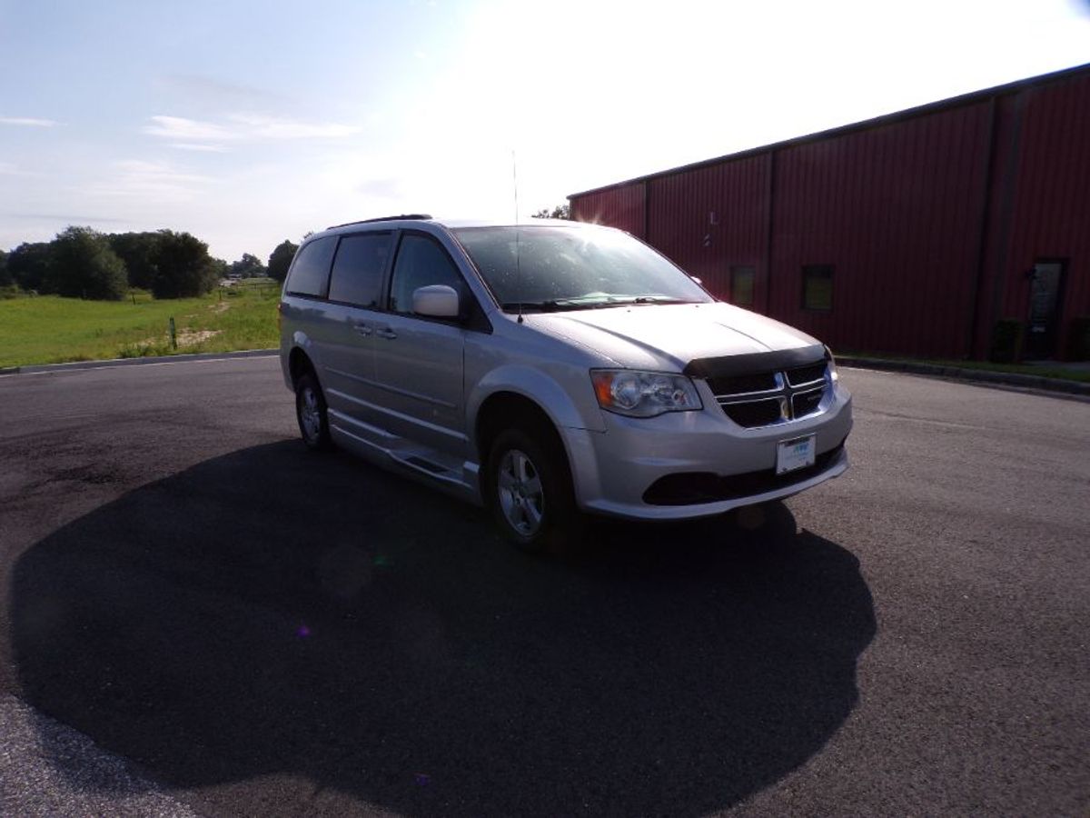 Silver Dodge Grand Caravan image number 9