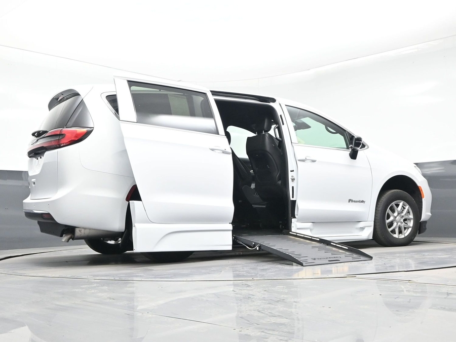 New 2026 Chrysler Pacifica Select Safety - BraunAbility Side Entry Entry Fold Out Automatic Ramp