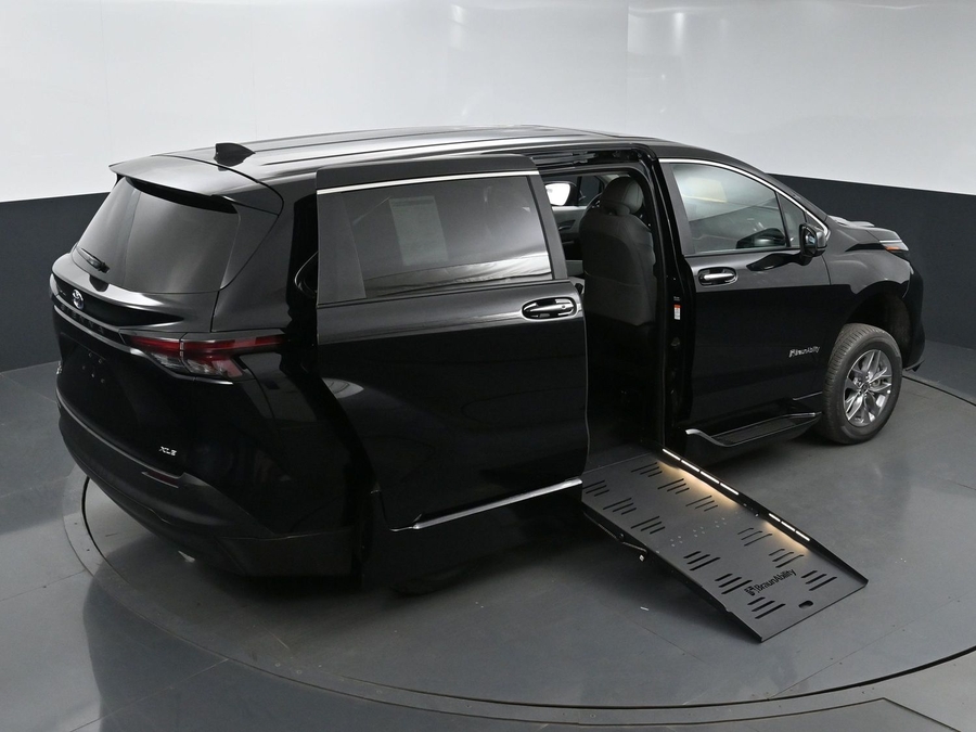 New 2025 Toyota Sienna Hybrid XLE Base - BraunAbility Side Entry Entry Fold Out Automatic Ramp