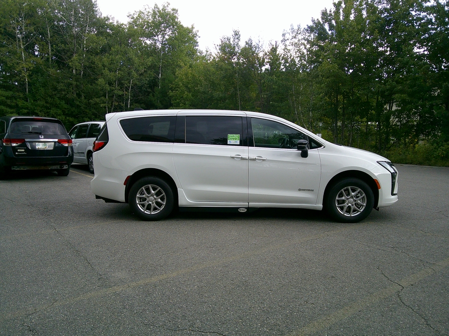White Chrysler Pacifica image number 6