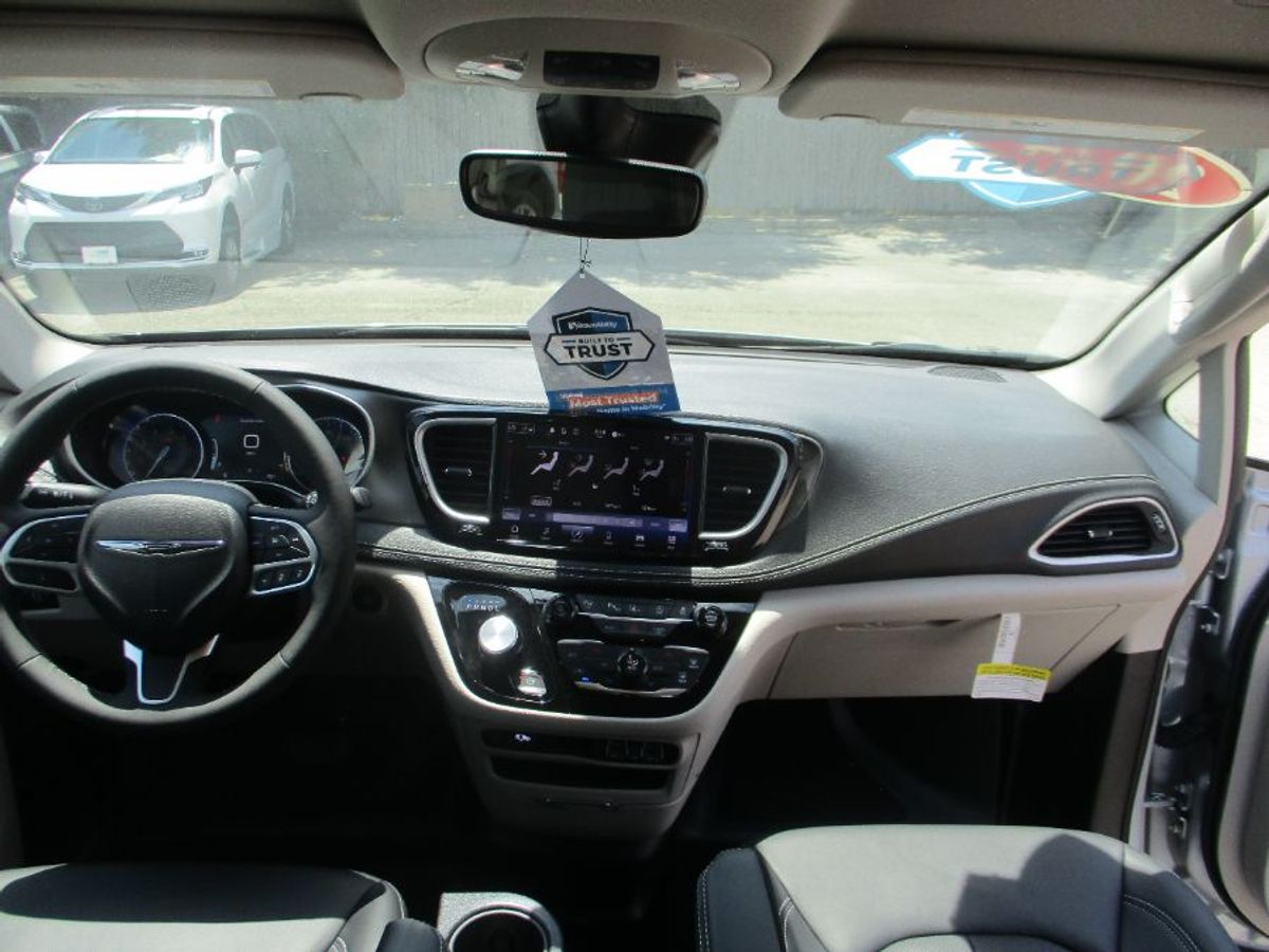 Silver Chrysler Pacifica image number 13